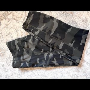 Athleta ULTIMATE 7/8 camo tight.